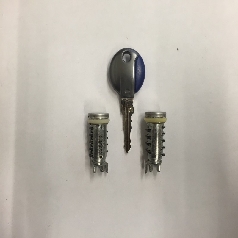 1 Neuer Schlüssel mit zwei Tür Schlösser